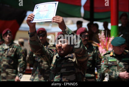 Kabul, Afghanistan. 20. Mai 2015. Eine afghanische Kommando zeigt seine Urkunde während einer Abschlussfeier in einem Schulungszentrum in Kabul, Afghanistan, am 20. Mai 2015. Insgesamt 874 Kommandos nach Abschluss des dreimonatigen Trainingskurs beauftragt, afghanischen Spezialeinheit hier am Mittwoch. Bildnachweis: Ahmad Massoud/Xinhua/Alamy Live-Nachrichten Stockfoto