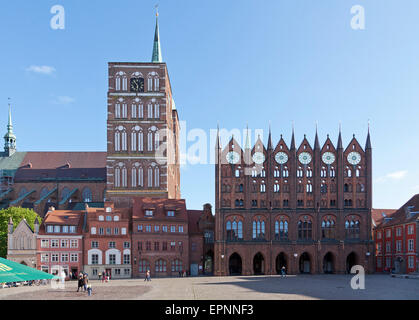 Nikolaikirche und Rathaus, Altmarkt, Stralsund, Mecklenburg-West Pomerania, Deutschland Stockfoto