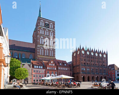 Nikolaikirche und Rathaus, Altmarkt, Stralsund, Mecklenburg-West Pomerania, Deutschland Stockfoto