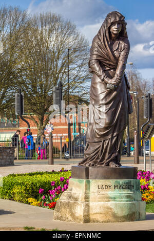 Die Lady Macbeth Statue, Teil des Shakespeare-Denkmals von Herrn Ronald Gower, befindet sich in der Bancroft Gardens, Stratford nach Stockfoto