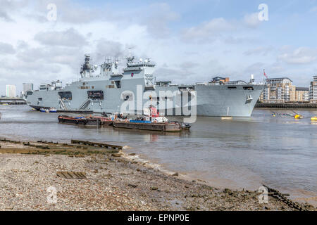 Hubschrauberträger HMS Ocean Royal Navy Schiff in Greenwich in London auf der Themse für den VE-Feierlichkeiten Stockfoto