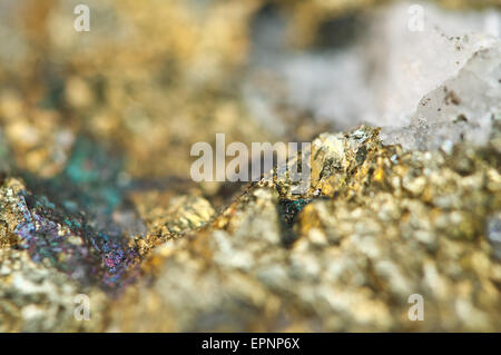 Chalkopyrit, es hat die chemische Formel (CuFeS2). Kupfer Eisen Sulfid Mineral. Makro. Schöne fantastische Kulisse Stockfoto