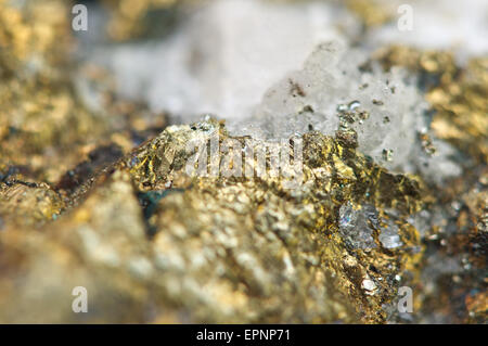 Chalkopyrit, es hat die chemische Formel (CuFeS2). Kupfer Eisen Sulfid Mineral. Makro. Schöne fantastische Kulisse Stockfoto