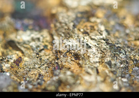 Chalkopyrit, es hat die chemische Formel (CuFeS2). Kupfer Eisen Sulfid Mineral. Makro. Schöne fantastische Kulisse Stockfoto