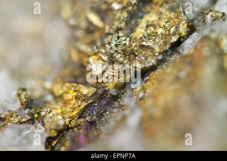 Chalkopyrit, es hat die chemische Formel (CuFeS2). Kupfer Eisen Sulfid Mineral. Makro. Schöne fantastische Kulisse Stockfoto