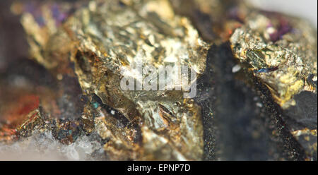 Chalkopyrit, es hat die chemische Formel (CuFeS2). Kupfer Eisen Sulfid Mineral. Makro. Schöne fantastische Kulisse Stockfoto