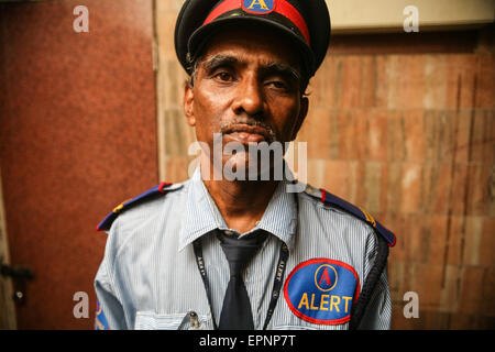 Älterer Wachmann im Wohnapartmentblock Gehäuse reiche Mittelklasse-indische Familien in Mumbai / Bombay, Indien e Stockfoto