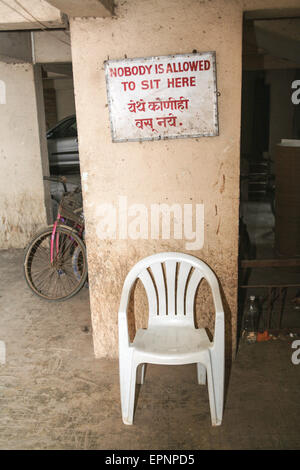 Ungewöhnliche Schild am Wohnapartmentblock Gehäuse reiche Mittelklasse-indische Familien in Mumbai / Bombay, Indien Econom Stockfoto