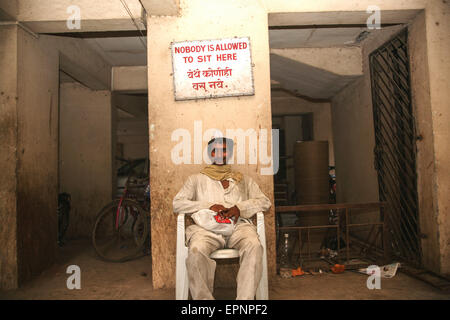 Eine ignorierte Schild am Wohnapartmentblock Gehäuse reiche Mittelklasse-indische Familien in Mumbai / Bombay, Indien Eco Stockfoto