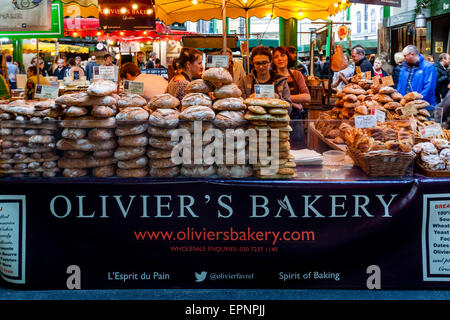 Frisches Brot und Gebäck zu verkaufen, Borough Market, London Brücke, London, England Stockfoto
