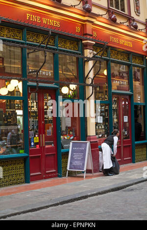 Edle Weine und erlesene Spirituosen Läden am Leadenhall Market, London im Mai Stockfoto