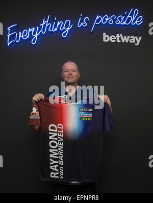 London, UK. 20. Mai 2015. Betway Premier League Darts, Play-Offs Medientag. [L-R] Der amtierende Betway Premier League Meister Raymond van Barneveld präsentiert sein neue Hemd für das Finale in der O2 Arena. Bildnachweis: Aktion Plus Sport/Alamy Live-Nachrichten Stockfoto