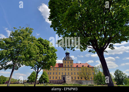 Blick auf Schloss Moritzburg in Zeitz, Deutschland, 18. Mai 2015. Die frühen Barockschloss von 1657 bis 1678 diente als Residenz des Herzogtums Sachsen-Zeitz erbaut und beherbergt heute das Deutsche Kinderwagenmuseum (lit.) Deutsche Baby Buggy Museum) unter anderem. Foto: Hendrik Schmidt/dpa Stockfoto