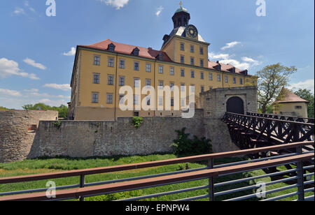 Blick auf Schloss Moritzburg in Zeitz, Deutschland, 18. Mai 2015. Die frühen Barockschloss von 1657 bis 1678 diente als Residenz des Herzogtums Sachsen-Zeitz erbaut und beherbergt heute das Deutsche Kinderwagenmuseum (lit.) Deutsche Baby Buggy Museum) unter anderem. Foto: Hendrik Schmidt/dpa Stockfoto