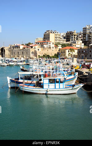 Fischerboote im Hafen von Heraklion - Kreta. Griechenland Stockfoto