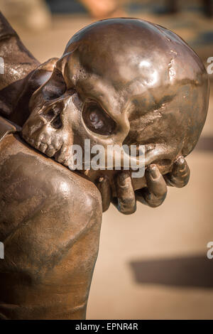 Die Hamlet-Statue, Teil des Shakespeare-Denkmals von Herrn Ronald Gower, befindet sich in Bancroft Gardens, Stratford Upon Avon, Stockfoto