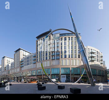 Wohnungen der St Davids 2 Entwicklung im Stadtzentrum von Cardiff und die Allianz-Skulptur Stockfoto