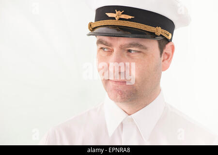 Porträt des Mannes in pilot Hut wegsehen. Stockfoto