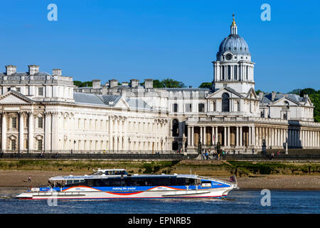 Ein Fluss Thames Clipper geht vor der Old Royal Naval College in Greenwich, London, England Stockfoto