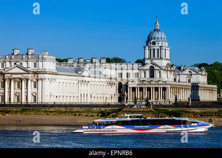 Ein Fluss Thames Clipper geht vor der Old Royal Naval College in Greenwich, London, England Stockfoto