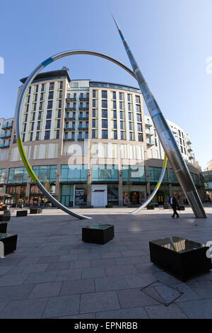 Wohnungen der St Davids 2 Entwicklung im Stadtzentrum von Cardiff und die Allianz-Skulptur Stockfoto