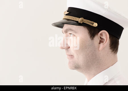 Porträt des Mannes in pilot Hut wegsehen. Stockfoto