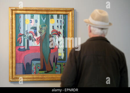 Berlin, Deutschland. 20. Mai 2015. Ein Mann schaut das Kunstwerk "Max Liebermann am Pariser Platz" (R, beleuchtet. Max Liebermann in Paris Square) von Kirchner im Max-Liebermann-Haus (lit.) Max Liebermann Haus) am Pariser Platz in Berlin, Deutschland am 20 Mai 2015. Die Ausstellung mit dem Titel "Kirchner Malz Liebermann" (lit.) Kirchner malt Liebermann) von der Stiftung Brandenburger Tor läuft vom 21 Mai bis 28. Juni 2015. Foto: RAINER JENSEN/Dpa/Alamy Live-Nachrichten Stockfoto