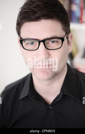 Porträt des Mannes mit Brille. Er schaut die Kamera mit einem ernsten Ausdruck. Stockfoto