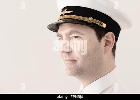 Porträt des Mannes in pilot Hut wegsehen. Stockfoto