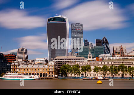 Die Themse und die Skyline der City of London, London, England Stockfoto