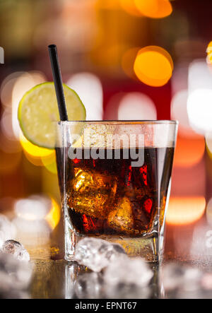 Glas Cola-Getränk auf Bartheke mit Eiswürfeln Stockfoto