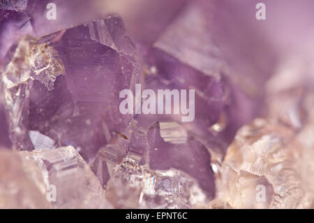 Amethyst ist die violette Sorte von Quarz, die oft in Schmuck verwendet es hat die chemische Formel, Siliciumdioxid, SiO2. Makro. Schöne Stockfoto