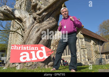 Die Rt Revd Andrew Proud, Bischof von Brennholz Lesung durchgeführt um Reading, Berks, die Unterstützung von Frauen in Afrika für Christian Aid Stockfoto