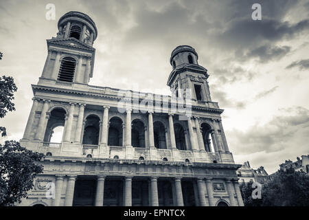 Fassade von Saint-Sulpice, eine römisch-katholische Kirche in Paris, Frankreich. Black And White Vintage stilisierte Foto Stockfoto