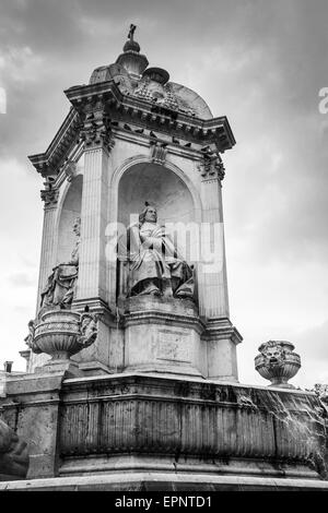 Brunnen Saint-Sulpice in Paris, Frankreich. Black And White Vintage stilisierte Foto Stockfoto