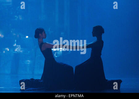 05.12.2015. London, England. Im Bild: Vanessa Kang und Hannah Rudd. Rambert Dance Company führen die Weltpremiere der "Dunklen Arterien" von Mark Baldwin als Bestandteil einer dreifachen Rechnung am Sadler es Wells Theatre. Rambert führen mit der Stadtkapelle Tredegar und die Rambert Orchester vom 12. bis 16. Mai 2015. Stockfoto