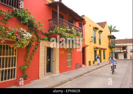 Bunte (bunte) Häusern in Blumen in einer Straße in Cartagena, Kolumbien Südamerika Stockfoto