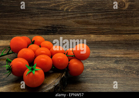 Cherry-Tomaten auf einem hölzernen rustikalen Hintergrund. Stockfoto