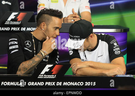 Monte Carlo, Monaco. 20. Mai 2015. Fahrer-Pressekonferenz vor Monaco F1 Grand Prix Wochenende. Mercedes AMG Petronas Fahrer Lewis Hamilton und McLaren-Honda-Fahrer Jenson Button Credit: Action Plus Sport/Alamy Live News Stockfoto