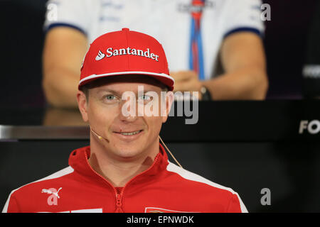 Monte Carlo, Monaco. 20. Mai 2015. Fahrer-Pressekonferenz vor Monaco F1 Grand Prix Wochenende. Scuderia Ferrari-Fahrer Kimi Räikkönen blinkt ein seltenes Lächeln Donnerstag Fahrer auf der Pressekonferenz Credit: Action Plus Sport/Alamy Live News Stockfoto