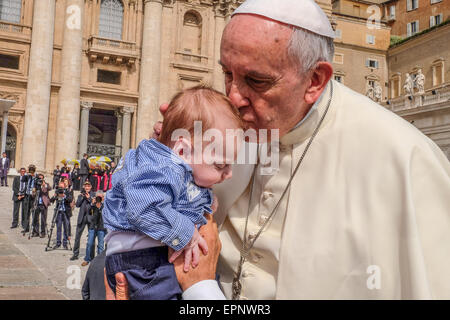 Vatikan-Stadt. 20. Mai 2015. Papst Francis, Generalaudienz 20. Mai 2015 - Sankt Peter Platz Credit: wirklich Easy Star/Alamy Live News Stockfoto