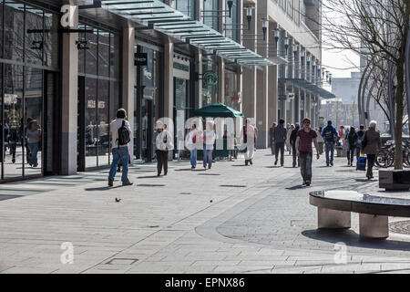 Käufer, die ein Spaziergang in der Sonne entlang der Hayes im Stadtzentrum von Cardiff Stockfoto