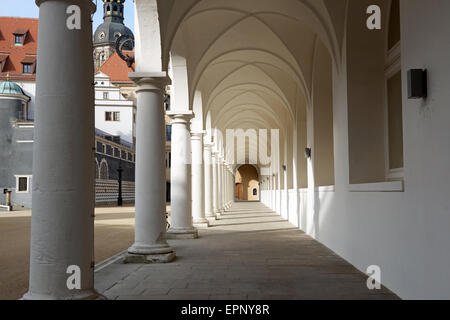 Blick auf die Kolonnade der Ställe Hof (Stallhof) in Richtung Bundeskanzleramt, George Gate und Hausmannsturm Turm in Dresden, S Stockfoto