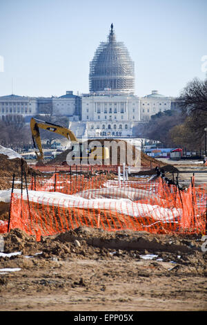 WASHINGTON DC, USA – Renovierungsarbeiten an einem Abschnitt des östlichen Endes der National Mall in Washington DC, wobei die Kuppel des Kapitols im Hintergrund mit Gerüsten bedeckt ist, während es selbst repariert wird. Stockfoto