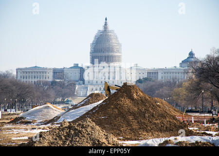 WASHINGTON DC, USA – Renovierungsarbeiten an einem Abschnitt des östlichen Endes der National Mall in Washington DC, wobei die Kuppel des Kapitols im Hintergrund mit Gerüsten bedeckt ist, während es selbst repariert wird. Stockfoto