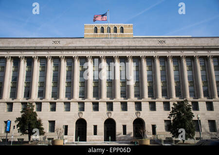 WASHINGTON DC, USA – das Jamie L. Whitten Building, das Hauptquartier des Landwirtschaftsministeriums der Vereinigten Staaten, befindet sich auf der Südseite der National Mall. Das neoklassizistische Gebäude, das 1908 fertiggestellt wurde, verfügt über eine Kalksteinfassade mit korinthischen Säulen und komplizierten architektonischen Details. Stockfoto