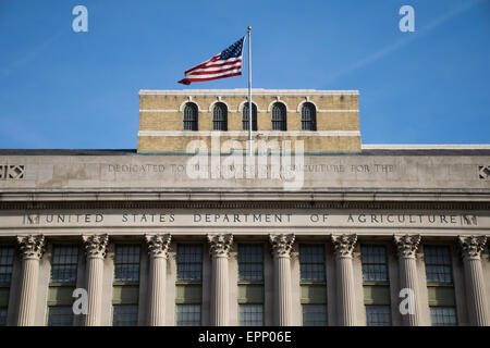 WASHINGTON DC, USA – das Jamie L. Whitten Building, das Hauptquartier des Landwirtschaftsministeriums der Vereinigten Staaten, befindet sich auf der Südseite der National Mall. Das neoklassizistische Gebäude, das 1908 fertiggestellt wurde, verfügt über eine Kalksteinfassade mit korinthischen Säulen und komplizierten architektonischen Details. Stockfoto