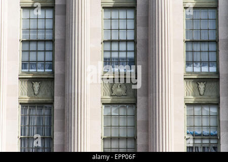 Jamie L Whitten Building Fassade Detail Washington DC // WASHINGTON DC — das Äußere des Jamie L. Whitten Building, Hauptquartier des Landwirtschaftsministeriums der Vereinigten Staaten, befindet sich auf der Südseite der National Mall. Das neoklassizistische Gebäude, das 1908 fertiggestellt wurde, verfügt über eine Kalksteinfassade mit korinthischen Säulen und komplizierten architektonischen Details. Stockfoto