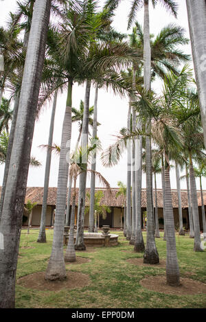 GRANADA, Nicaragua - der mit Palmen gefüllte Innenhof des Centro Cultural Convento San Francisco. Das Centro Cultural Convento San Francisco, nur wenige Blocks vom Parque Central in Granada entfernt, ist der Geschichte der Region gewidmet. Stockfoto