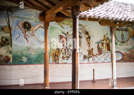 GRANADA, Nicaragua — Ein großes Wandgemälde zeigt die Geschichte von Granada, das im Centro Cultural Convento San Francisco ausgestellt wird. Das Centro Cultural Convento San Francisco, nur wenige Blocks vom Parque Central in Granada entfernt, widmet sich der Geschichte der Region. Stockfoto